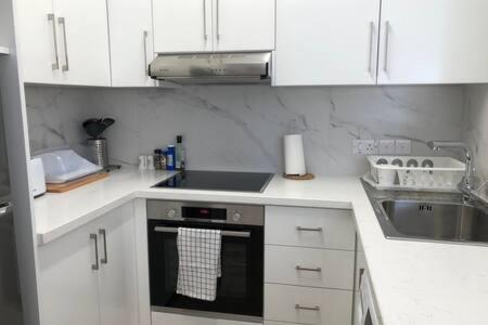 Kings Palace - Superb 2 Bed Ground Floor Apartment Paphos Eksteriør billede